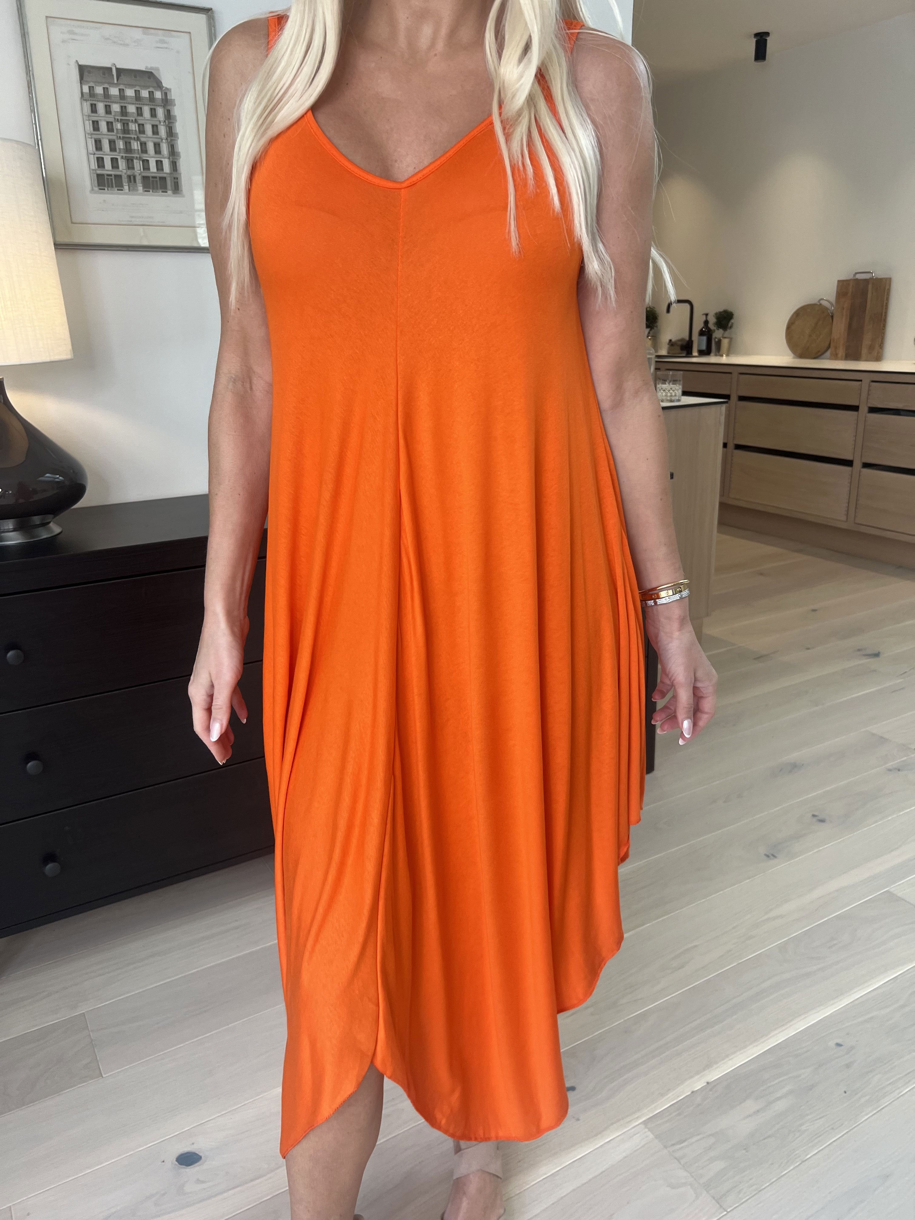 Veronica - Enfärgad sommarklänning med breda axelband